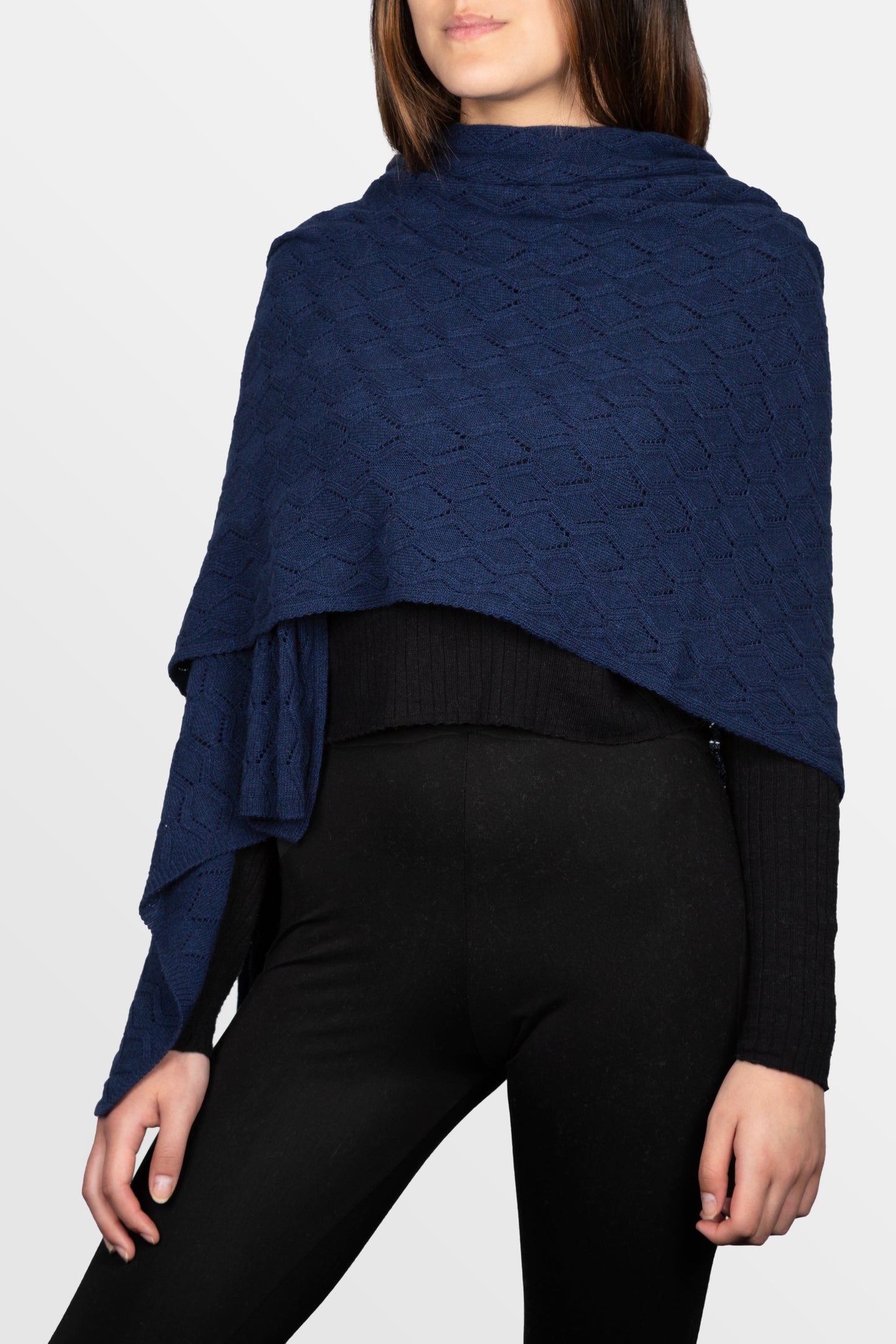 modella che indossa stola traforata a losanghe in misto cashmere di colore blu