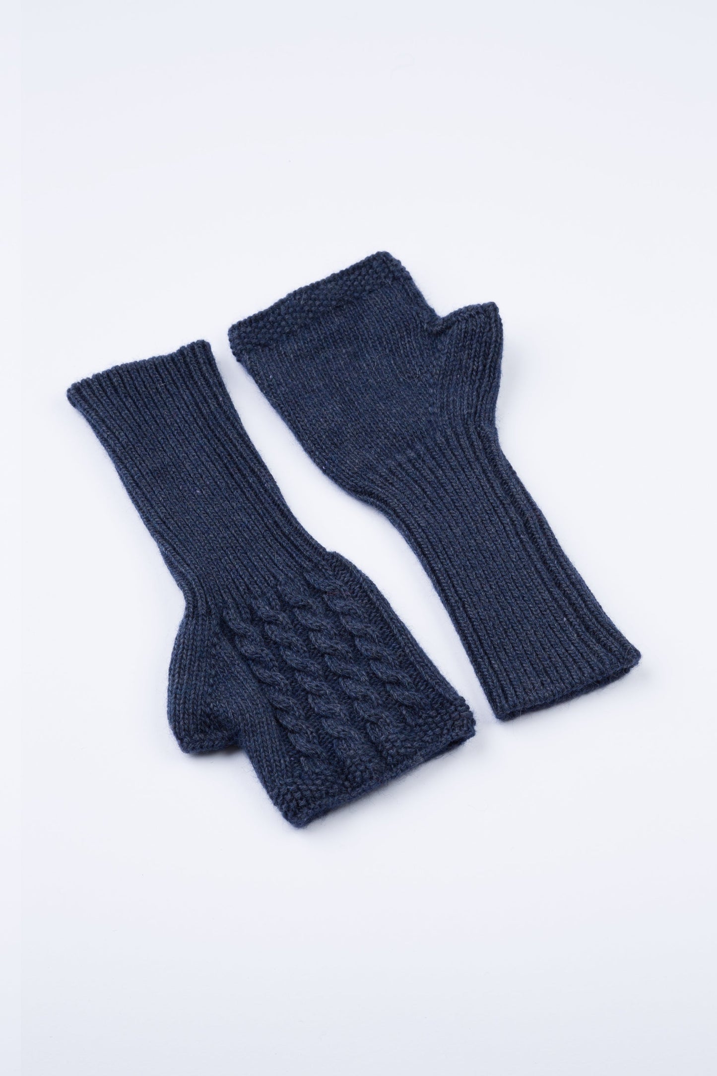 still life manicotto a treccine in misto cashmere di colore blu