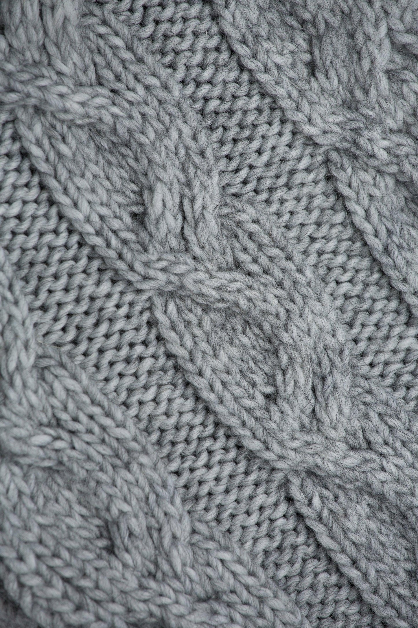 dettaglio sciarpa con trecce doppie in lana da donna di colore grigio perla