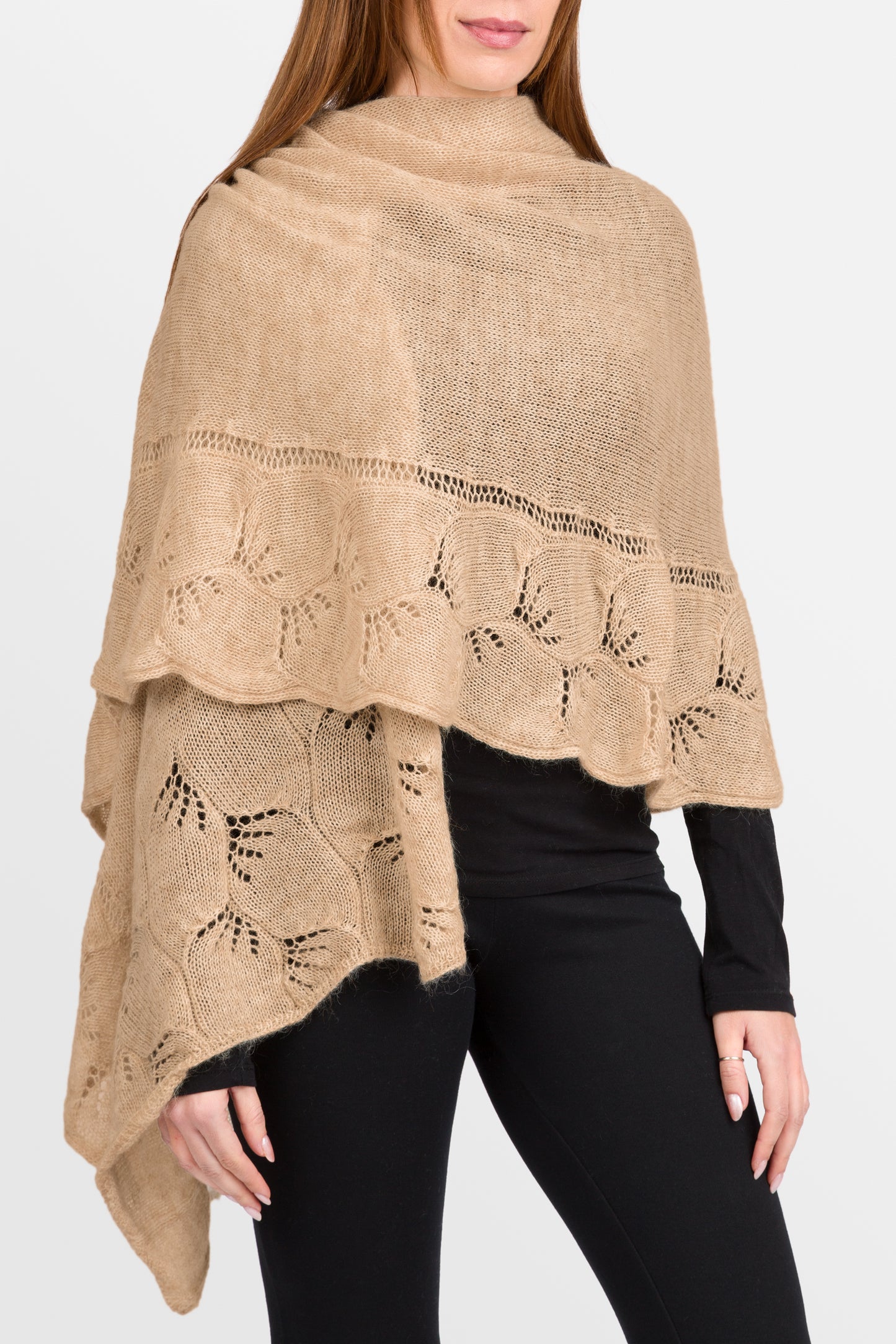 modella frontale che indossa stola in misto lana mohair da donna di colore camel