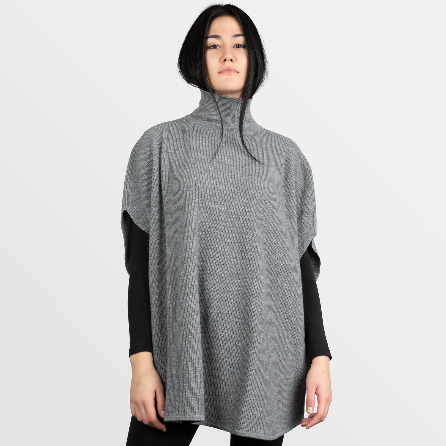 modella con indosso poncho a paricollo in misto cashmere di colore grigio