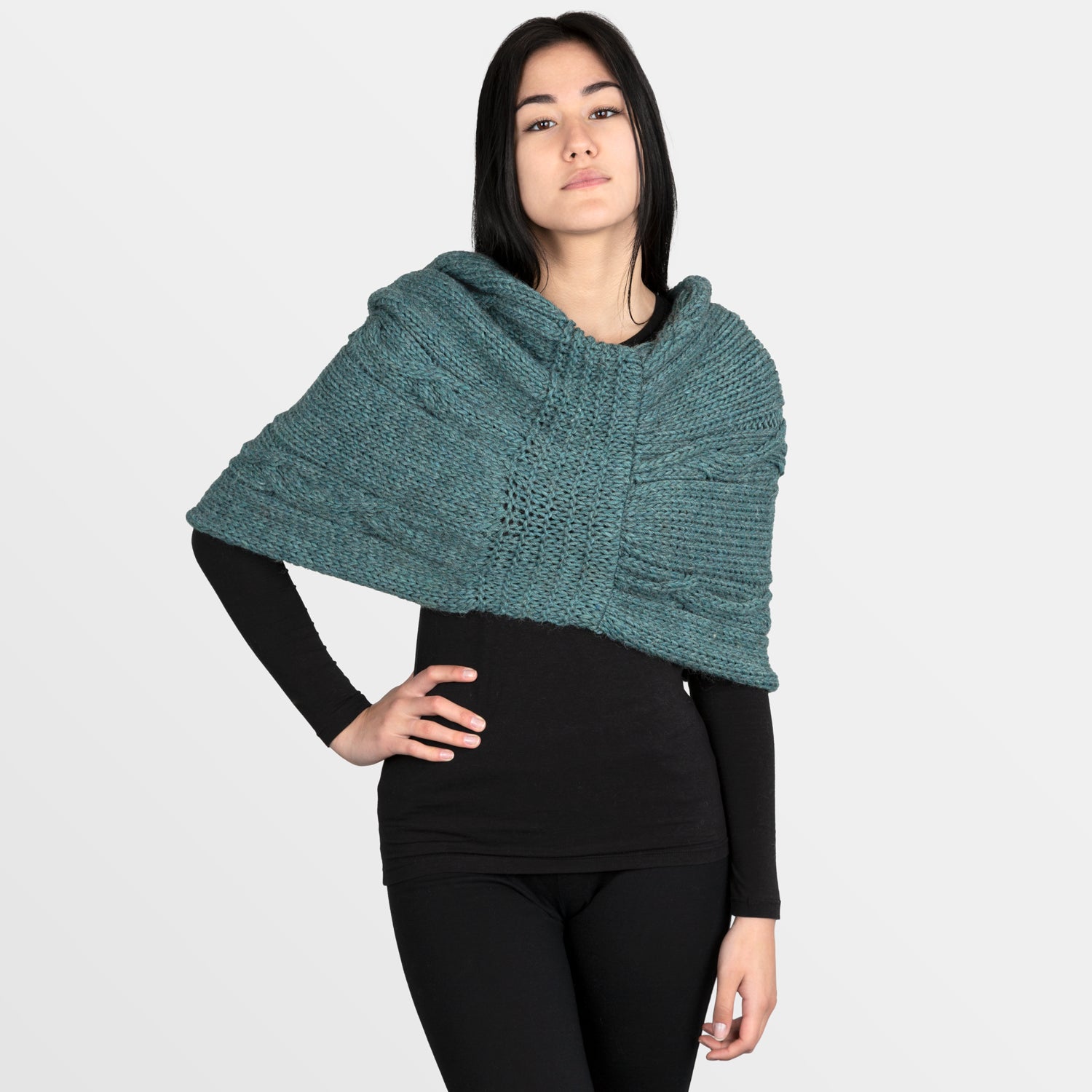 modella con addosso coprispalle con trecce doppie in misto lana alpaca di colore verde bottiglia