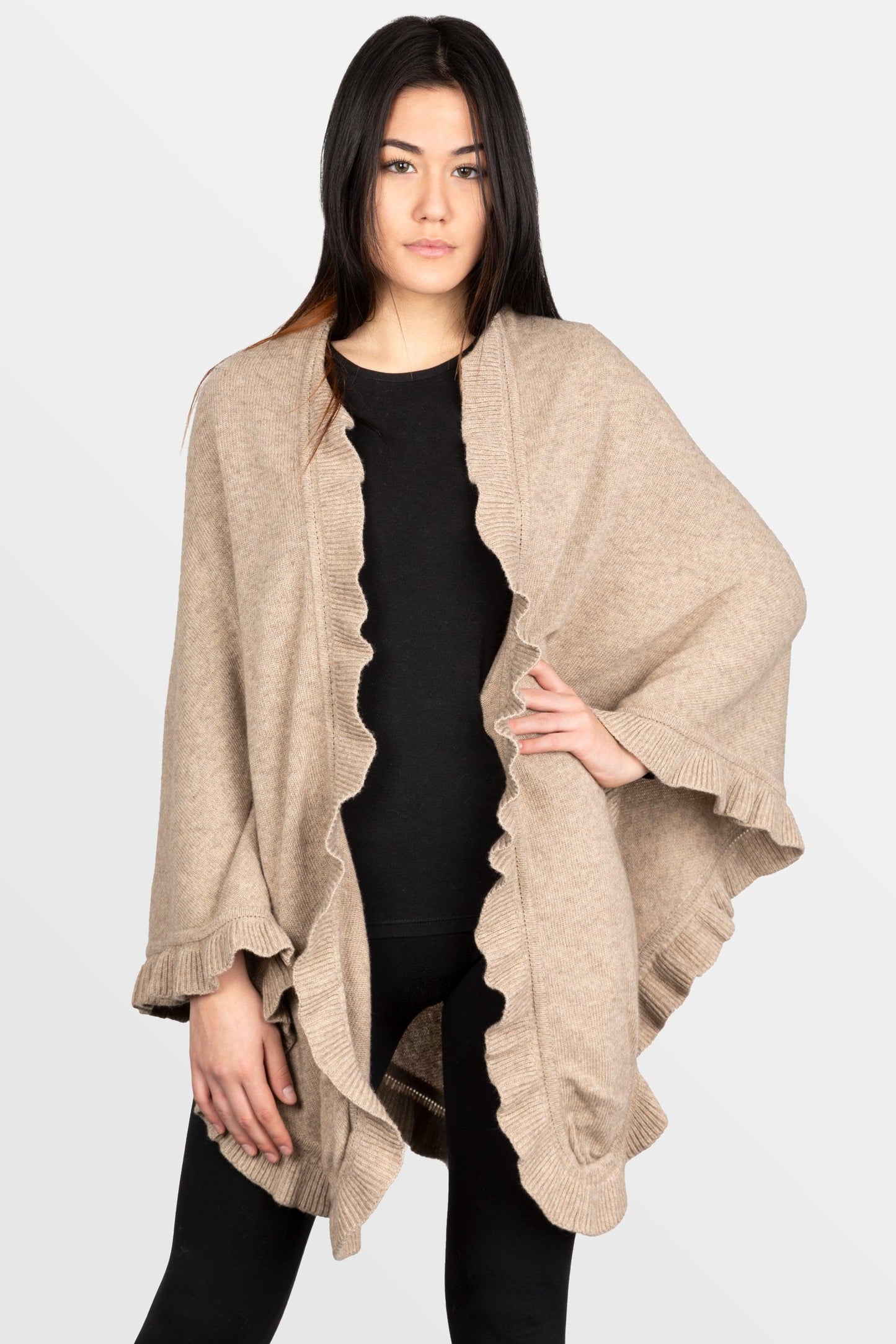 modella con indosso scialle triangolare con volant in misto cashmere di colore beige