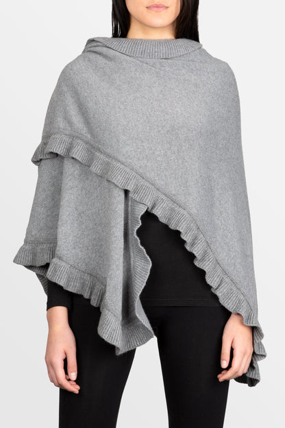 modella con indosso scialle triangolare con volant in misto cashmere di colore grigio medio