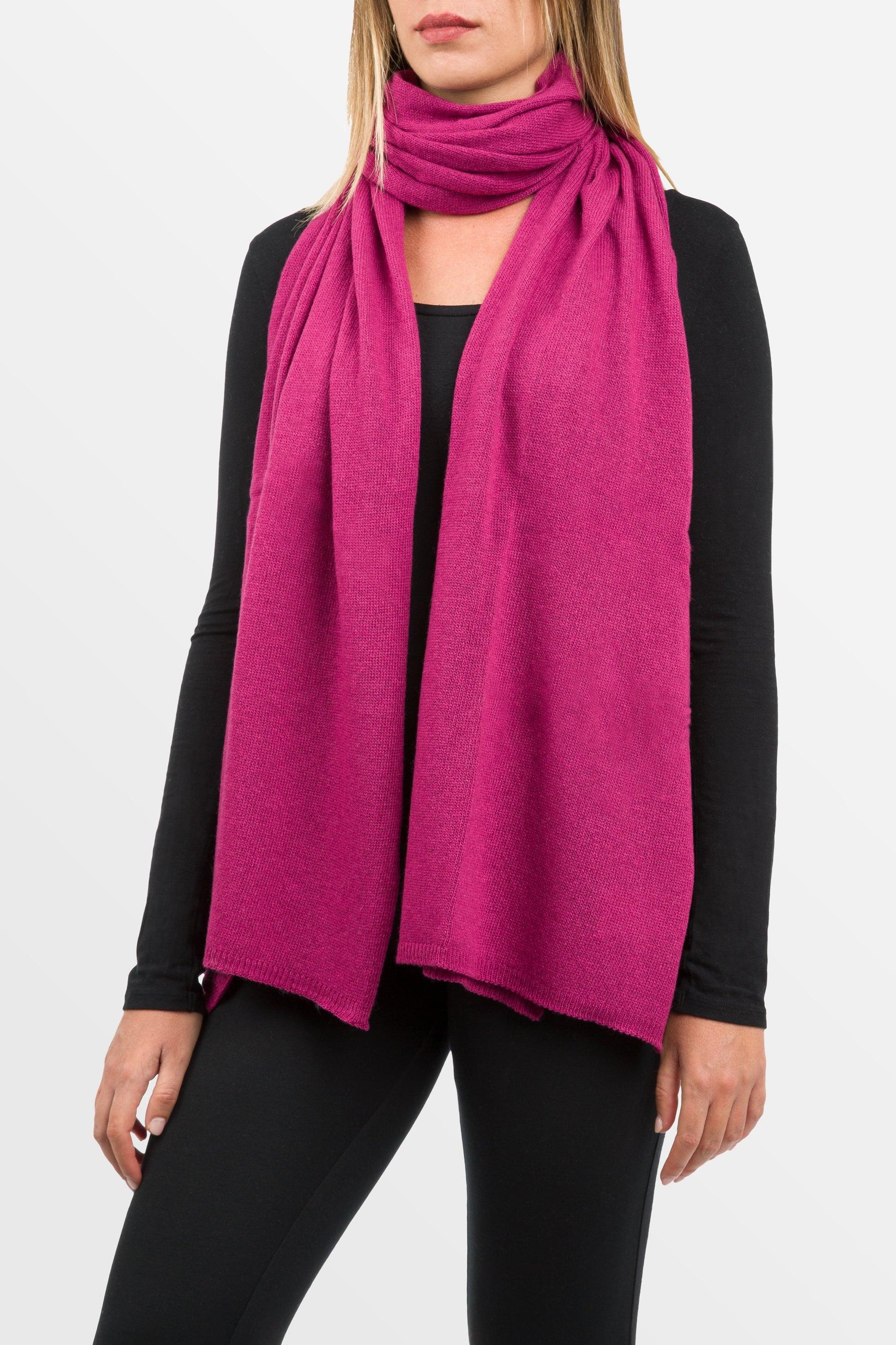 modella col al collo sciarpa classica in misto cashmere di colore anemone