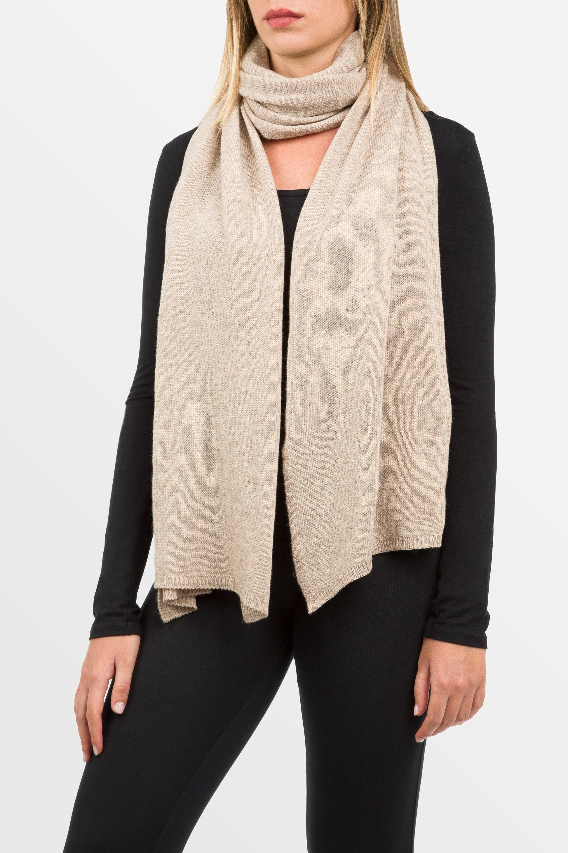 modella col al collo sciarpa classica in misto cashmere di colore beige chiaro