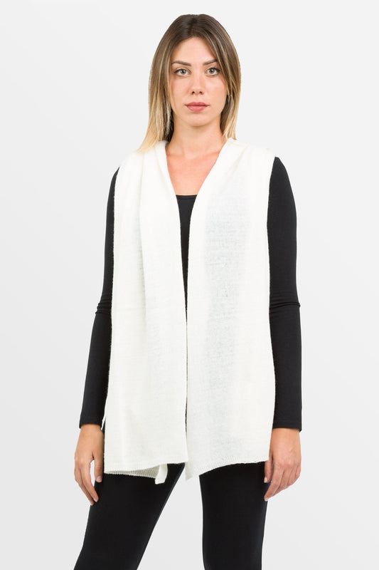 modella con sulle spalle sciarpa classica in misto cashmere unisex di colore bianco panna