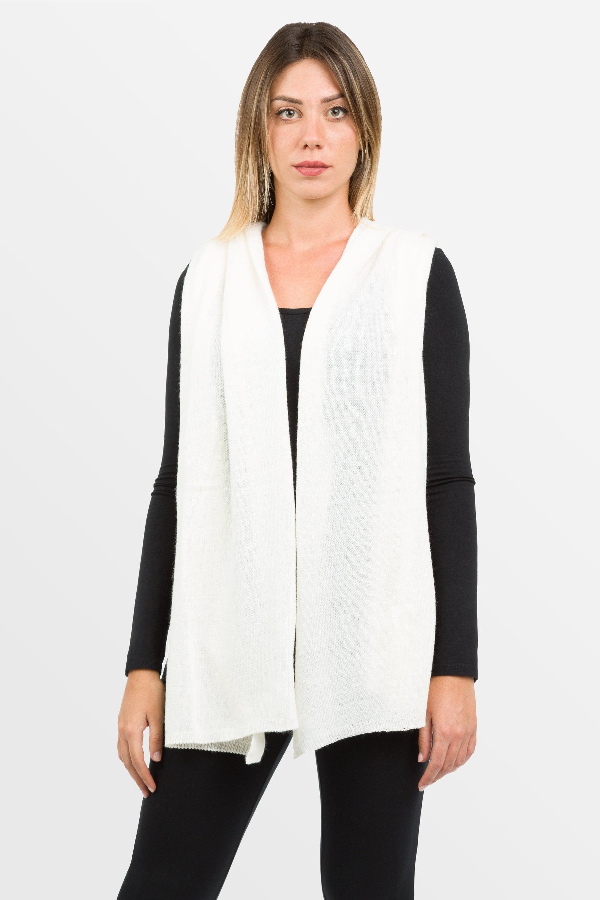 modella con sulle spalle sciarpa classica in misto cashmere di colore bianco panna