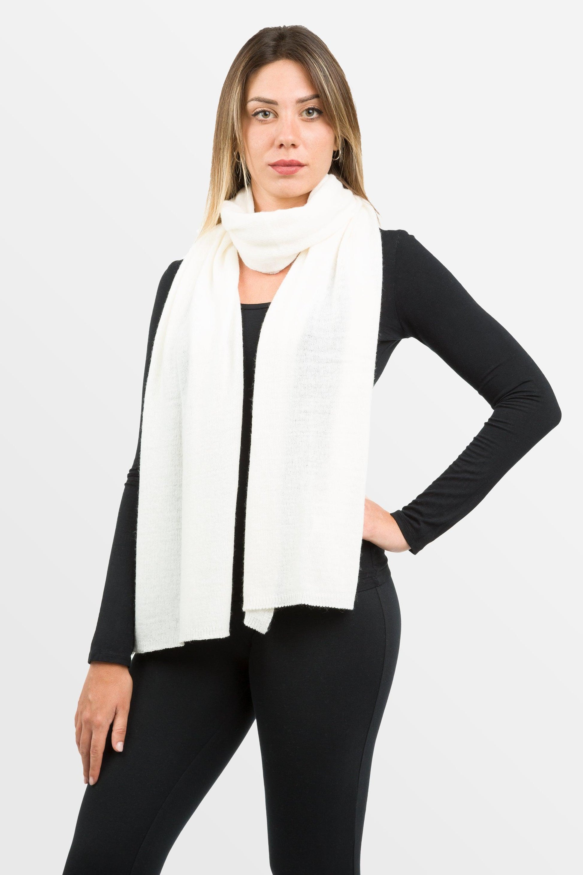 modella con al collo sciarpa classica in misto cashmere di colore bianco panna