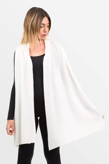 modella con sulle spalle sciarpa classica in misto cashmere di colore bianco panna