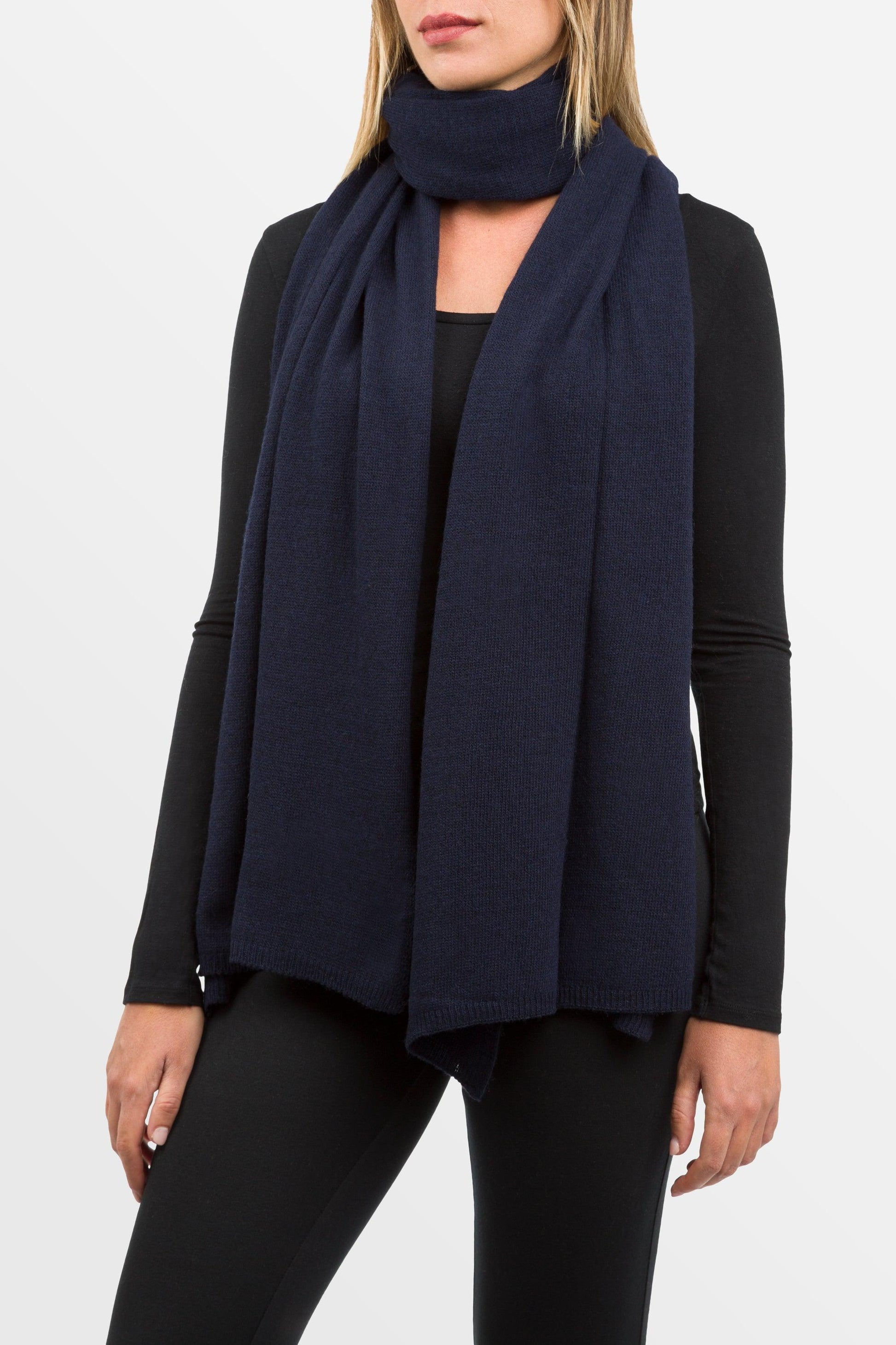 modella col al collo sciarpa classica in misto cashmere di colore blu navy