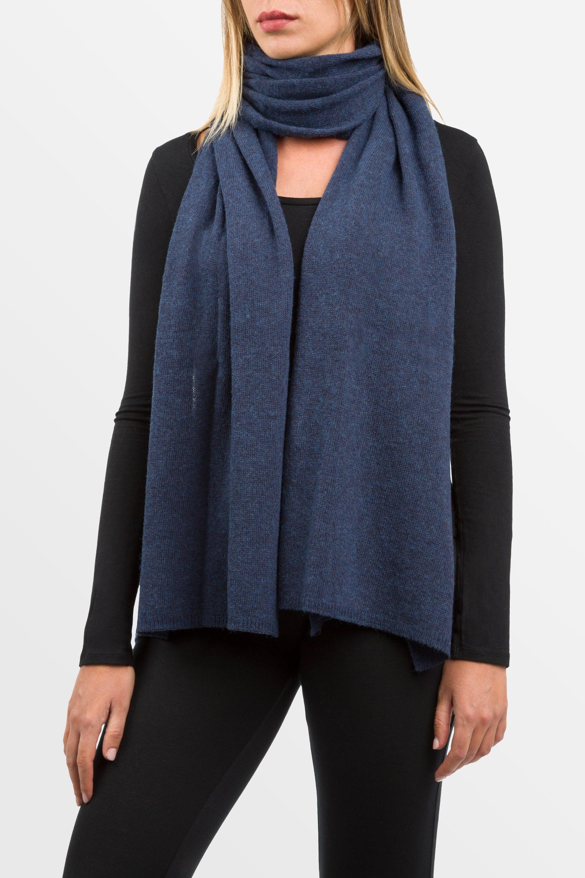 modella col al collo sciarpa classica in misto cashmere di colore blu oceano