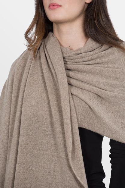 dettaglio sciarpa classica indossata in misto cashmere da donna di colore beige