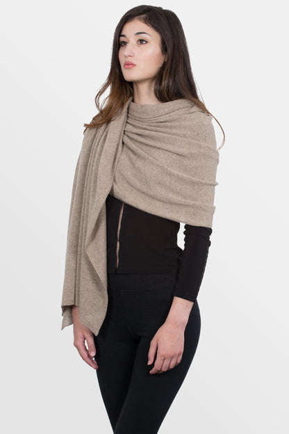 modella che indossa stola classica in misto cashmere di colore beige