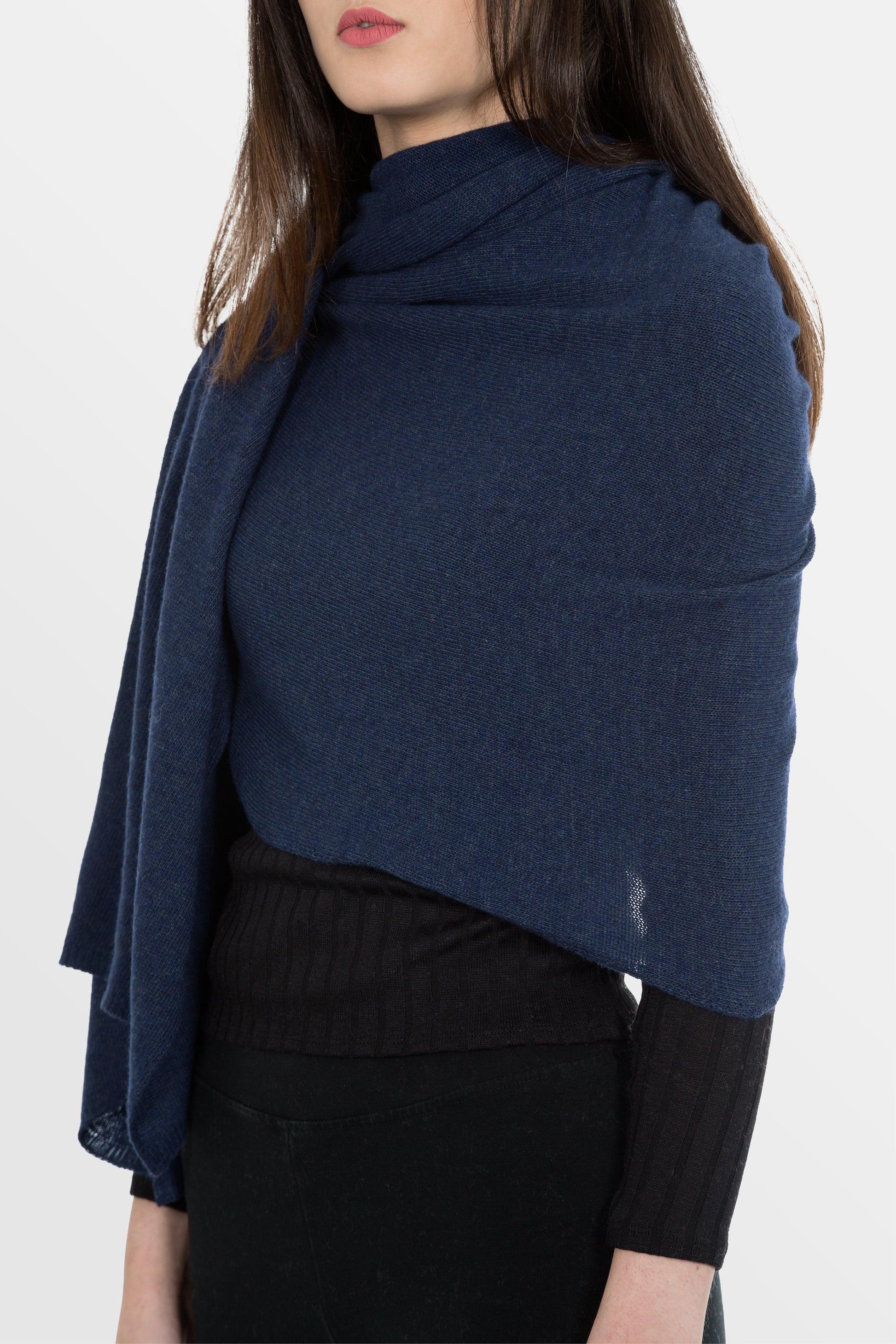 modella che indossa stola classica in misto cashmere di colore blu