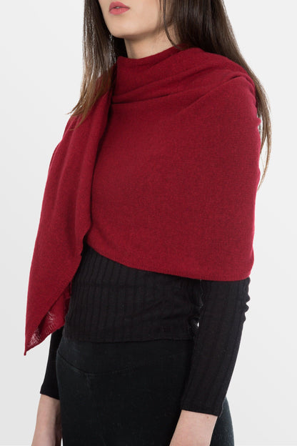 modella che indossa stola classica in misto cashmere di colore rosso scuro