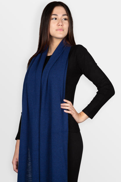 modella con al collo sciarpa classica in puro cashmere di colore blu