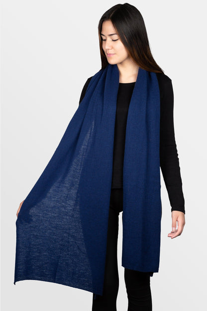 modella con al collo sciarpa classica in puro cashmere di colore blu