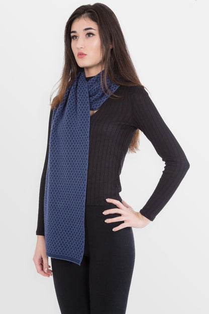 modella con al collo sciarpa double face a nido d'ape in misto cashmere di colore blu jeans