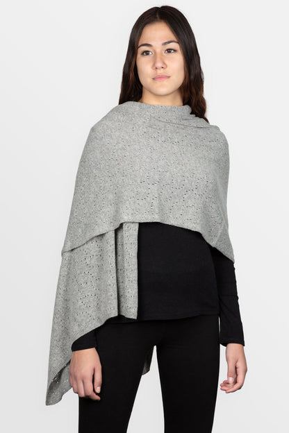 modella che indossa stola con traforo obliquo a catena in misto cashmere di colore grigio medio