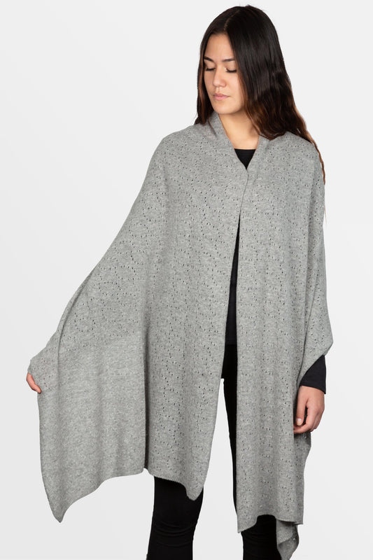 modella che indossa stola aperta con traforo obliquo a catena in misto cashmere da donna di colore grigio medio