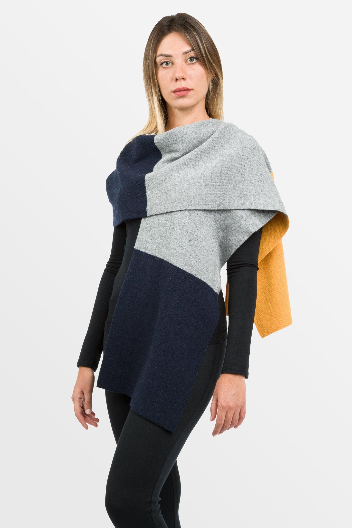 modella con sulle spalle sciarpa a tre colori in misto cashmere di colore giallo blu grigio