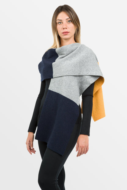 modella con sulle spalle sciarpa a tre colori in misto cashmere di colore giallo blu grigio