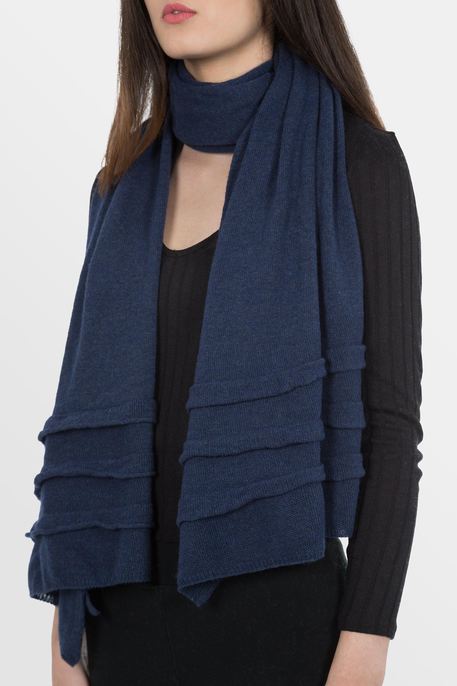 modella con indossa intorno al collo stola con volant ai bordi in misto cashmere di colore blu