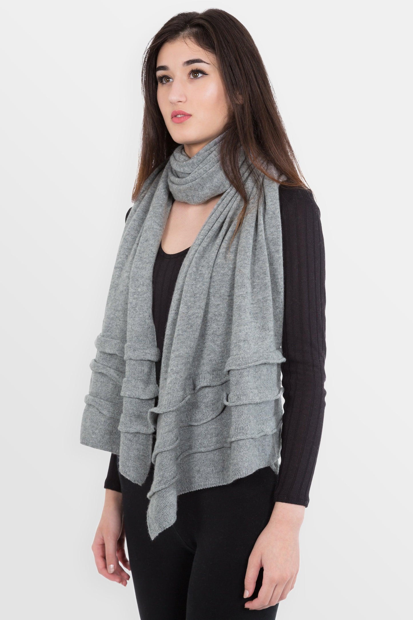 modella con indossa intorno al collo stola con volant ai bordi in misto cashmere di colore grigio melange