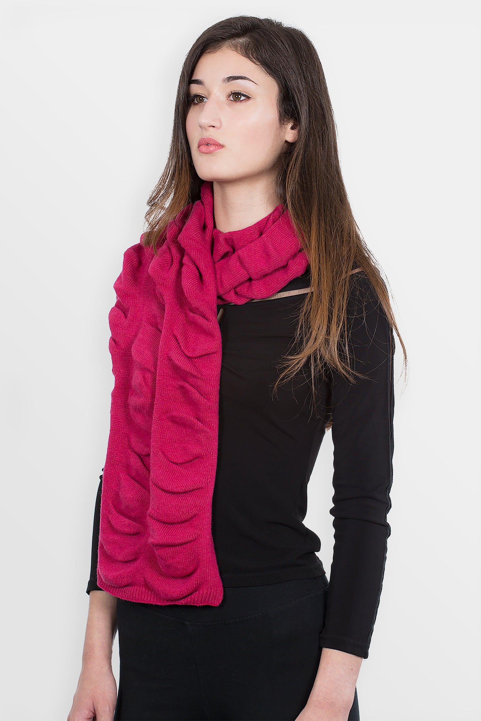 modella con sulle spalle sciarpa effetto goffrato in misto cashmere di colore fuxia