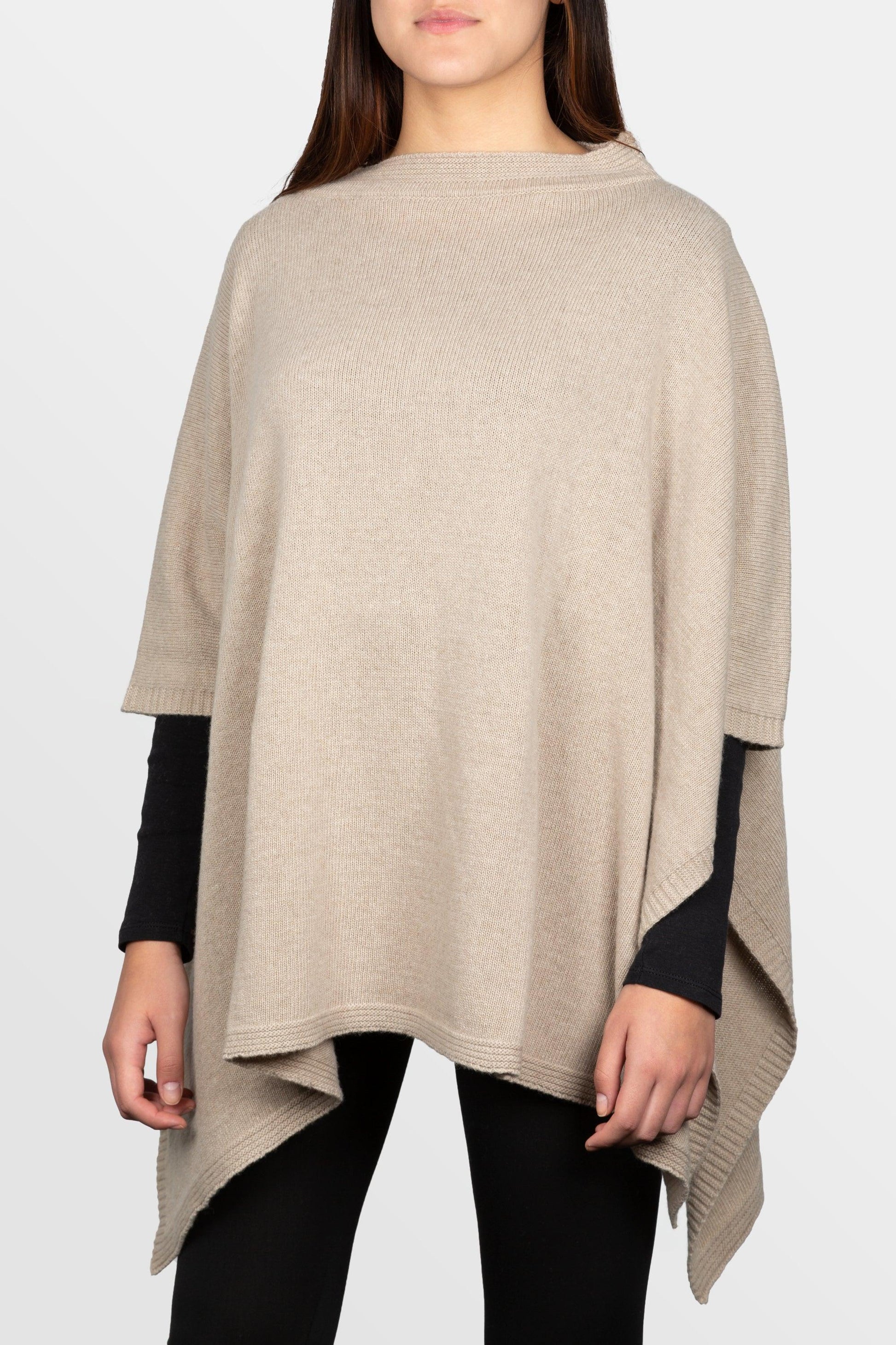 modella che indossa poncho paricollo in misto cashmere di colore beige corda