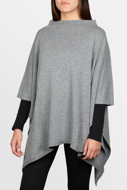 modella che indossa poncho paricollo in misto cashmere di colore grigio medio