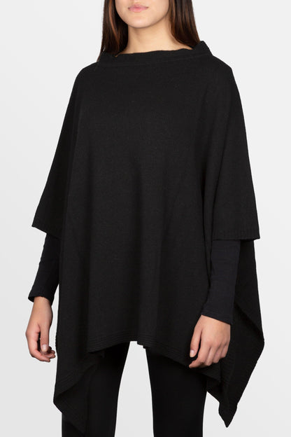 modella che indossa poncho paricollo in misto cashmere di colore nero