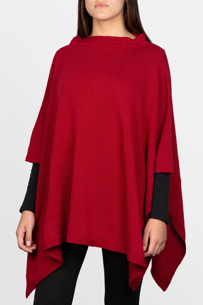 modella che indossa poncho paricollo in misto cashmere di colore rosso