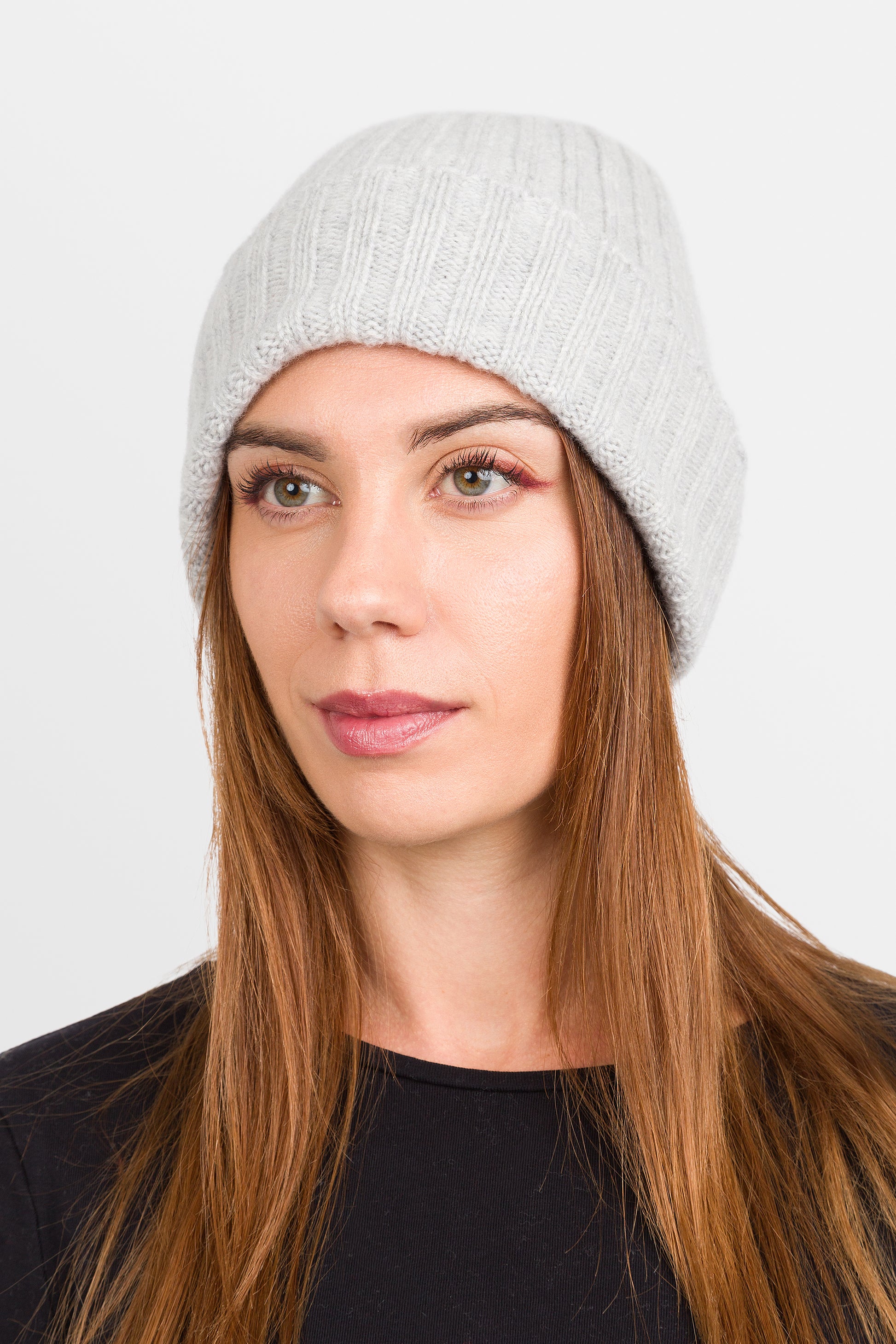 modella frontale che indossa cappello in puro cashmere di colore grigio perla