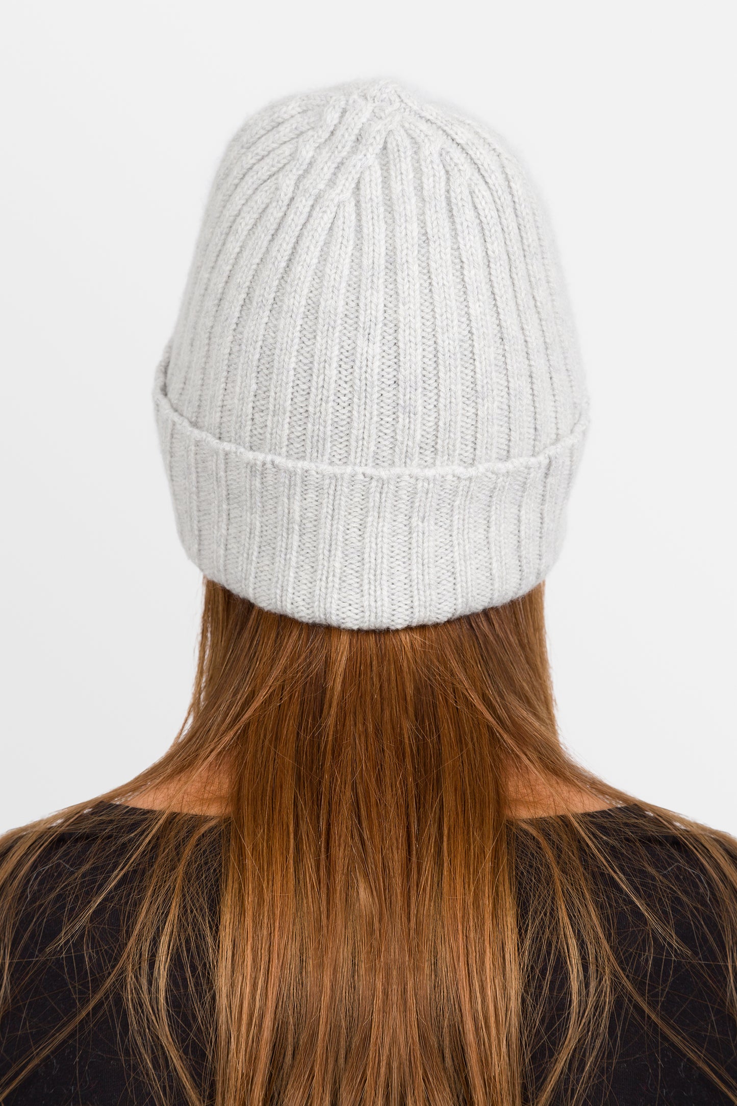 modella retro che indossa cappello a coste in puro cashmere di colore grigio perla