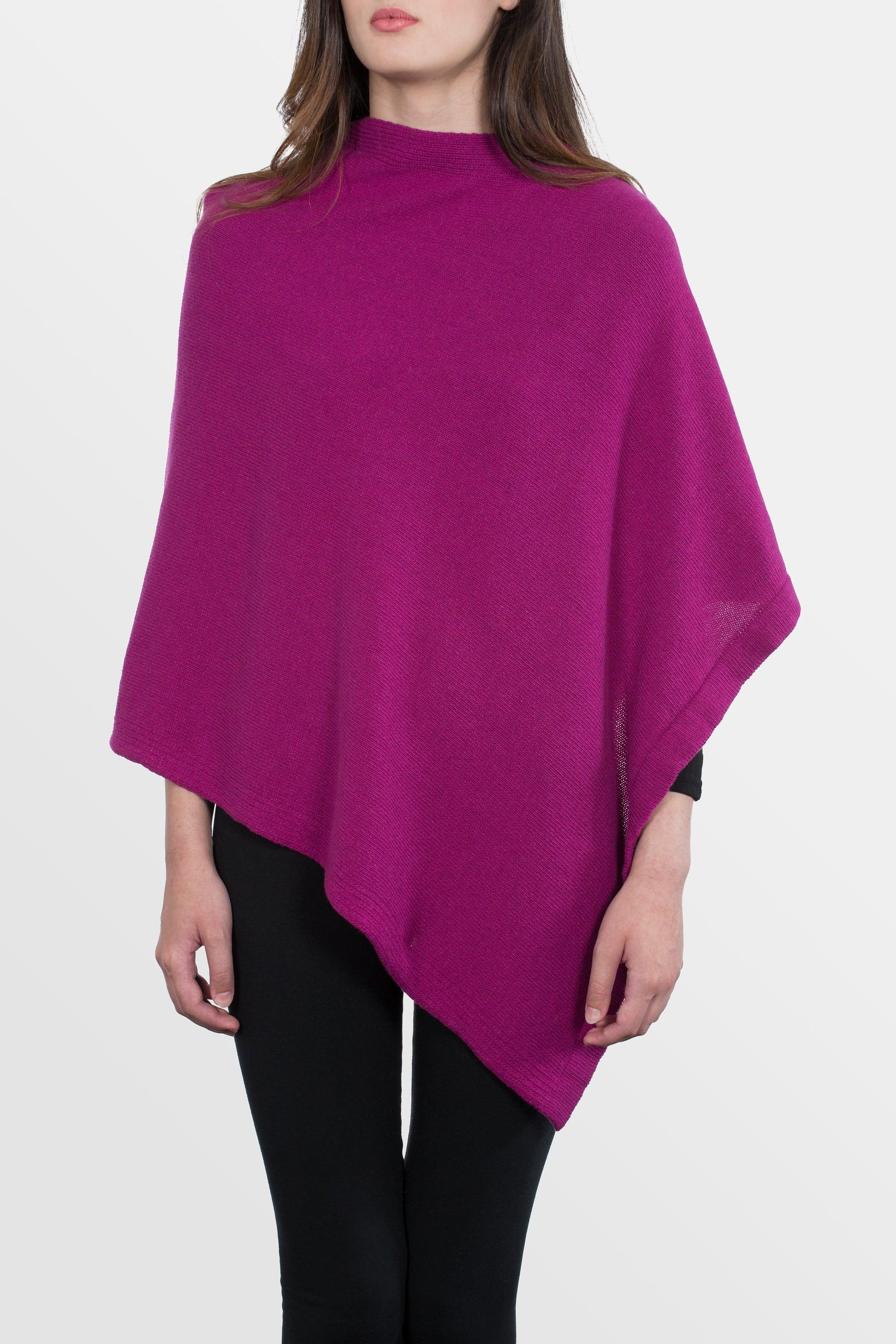 modella che indossa poncho quadrato in misto cashmere di colore anemone