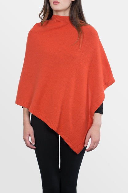 modella che indossa poncho quadrato in misto cashmere di colore arancione