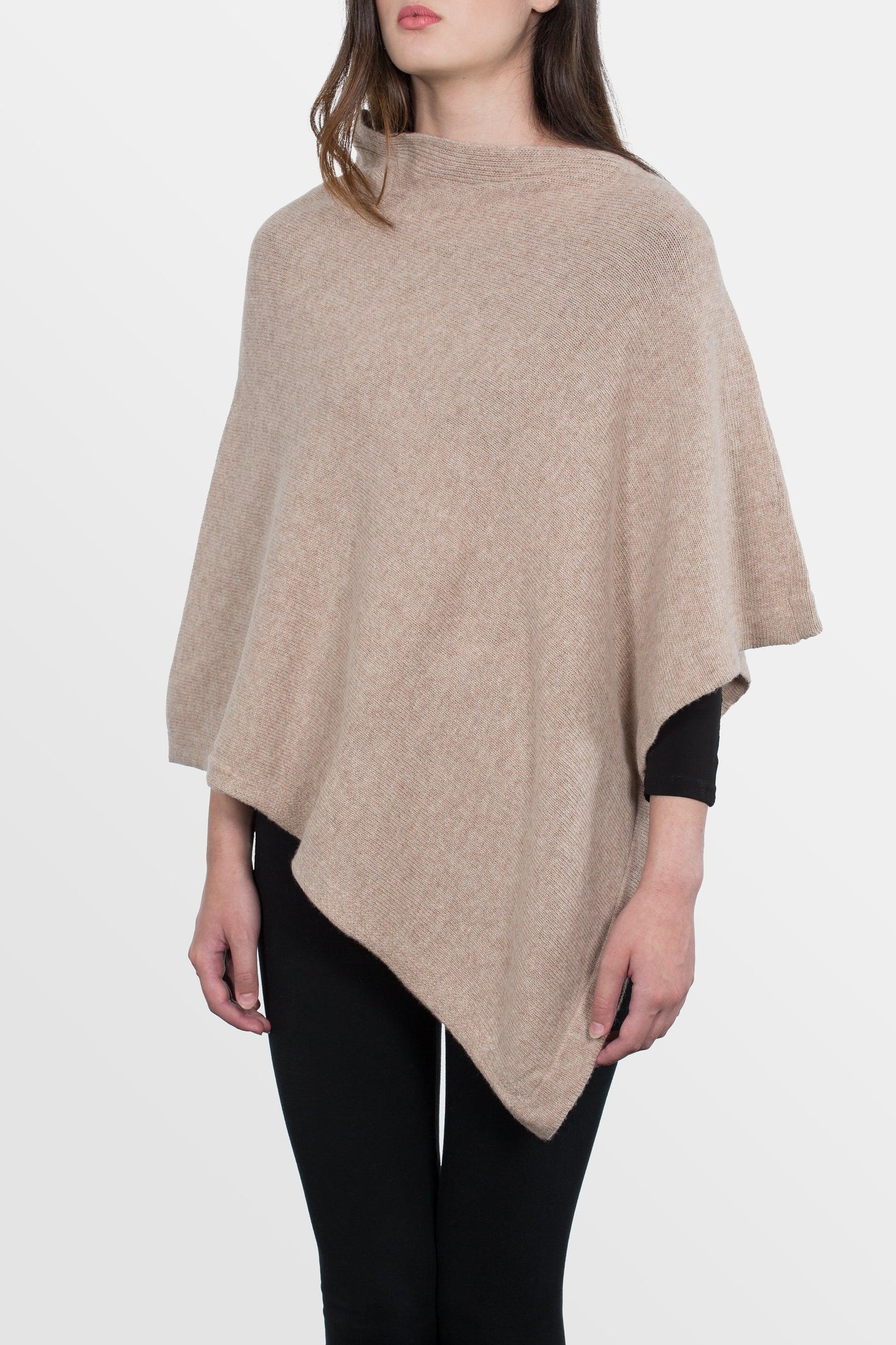 modella che indossa poncho quadrato in misto cashmere di colore beige melange