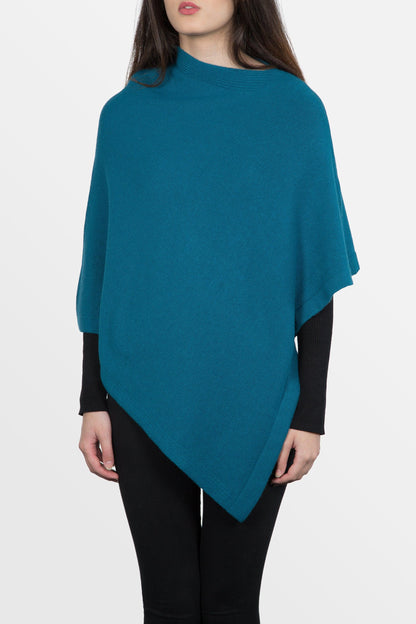 modella che indossa poncho quadrato in misto cashmere di colore blu petrolio