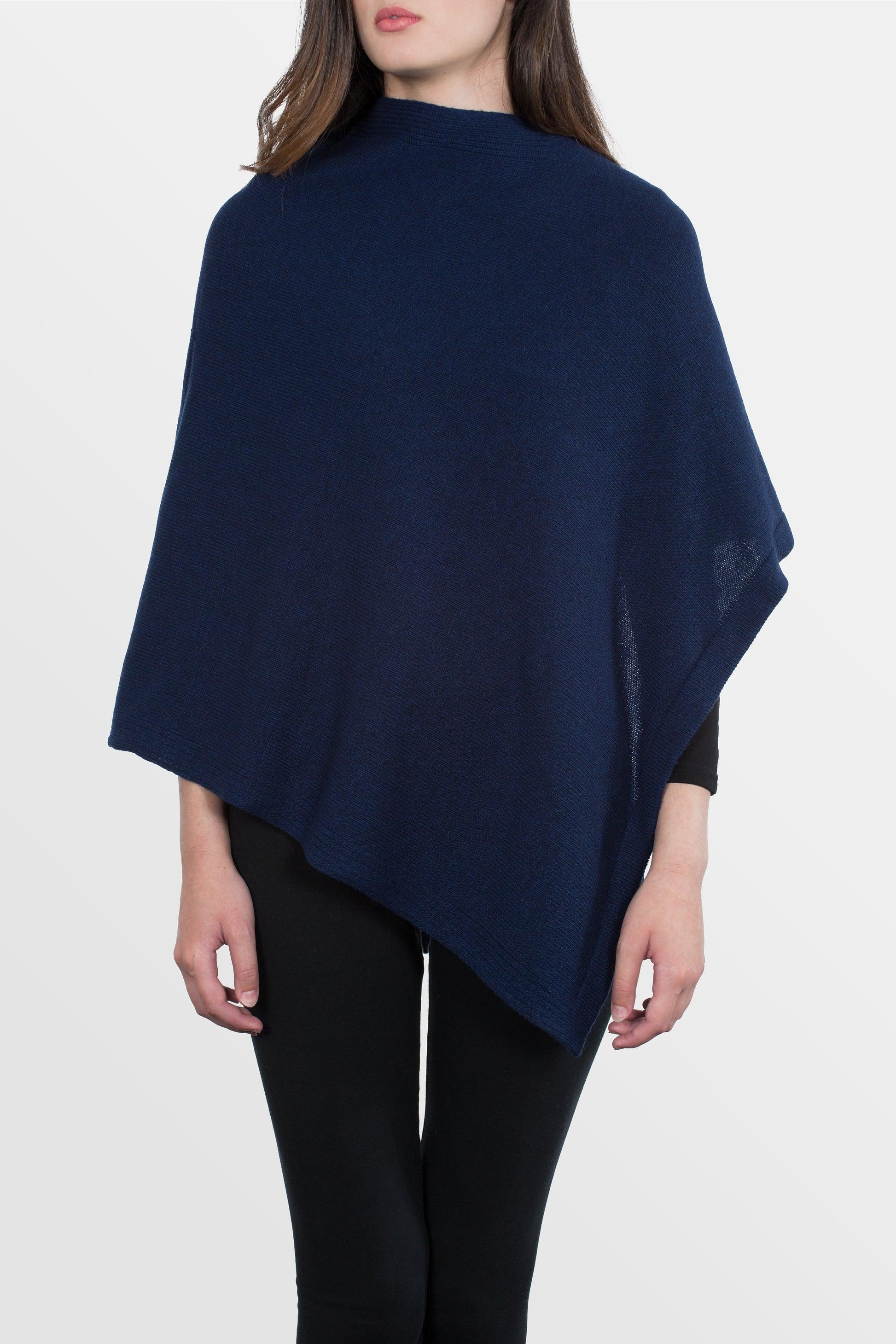 modella che indossa poncho quadrato in misto cashmere di colore blu