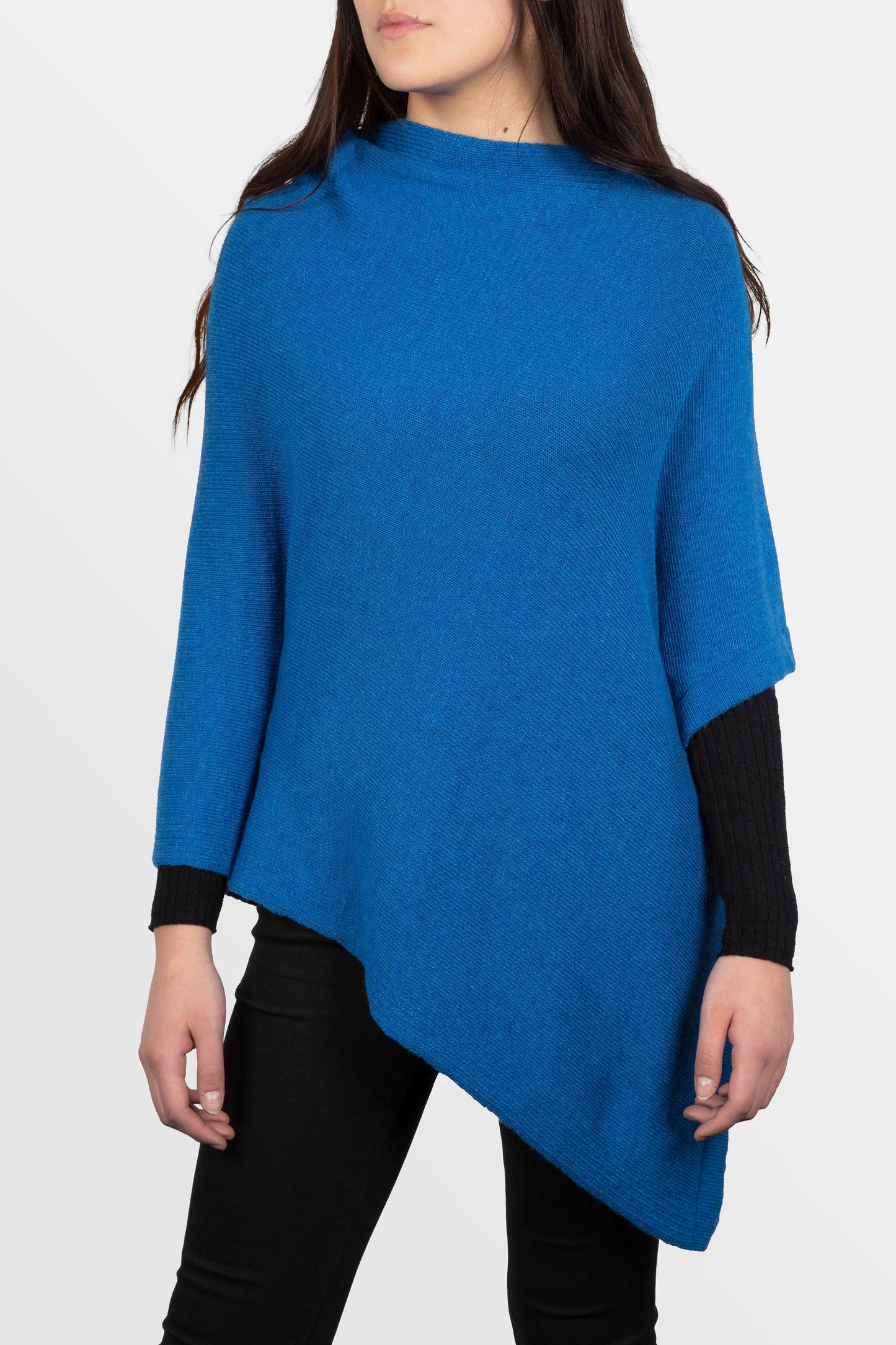 modella che indossa poncho quadrato in misto cashmere di colore bluette