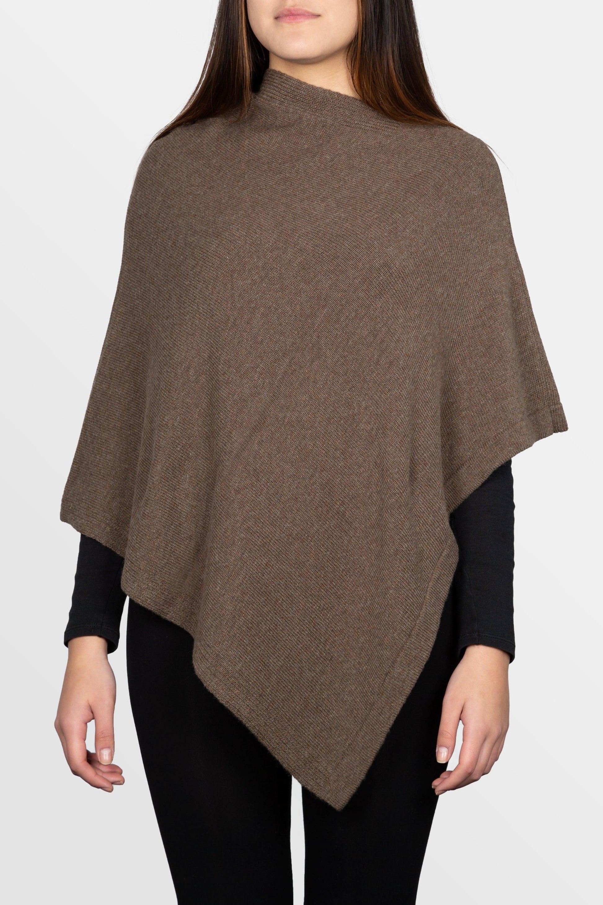 modella che indossa poncho quadrato in misto cashmere di colore castoro