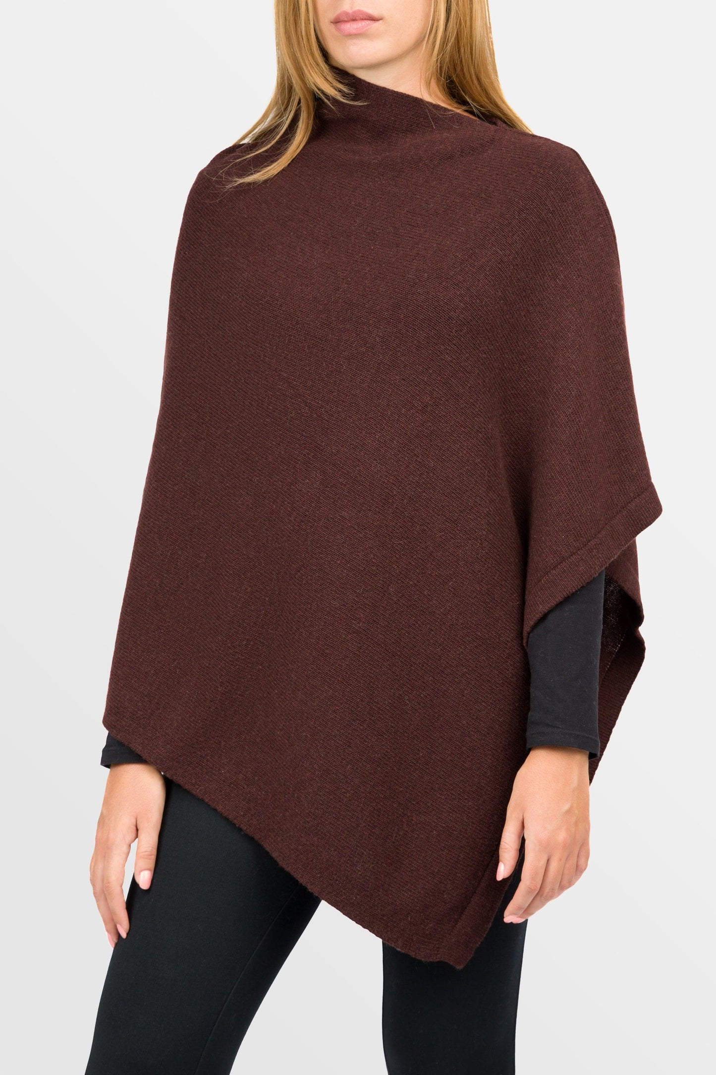 modella che indossa poncho quadrato in misto cashmere di colore cioccolato