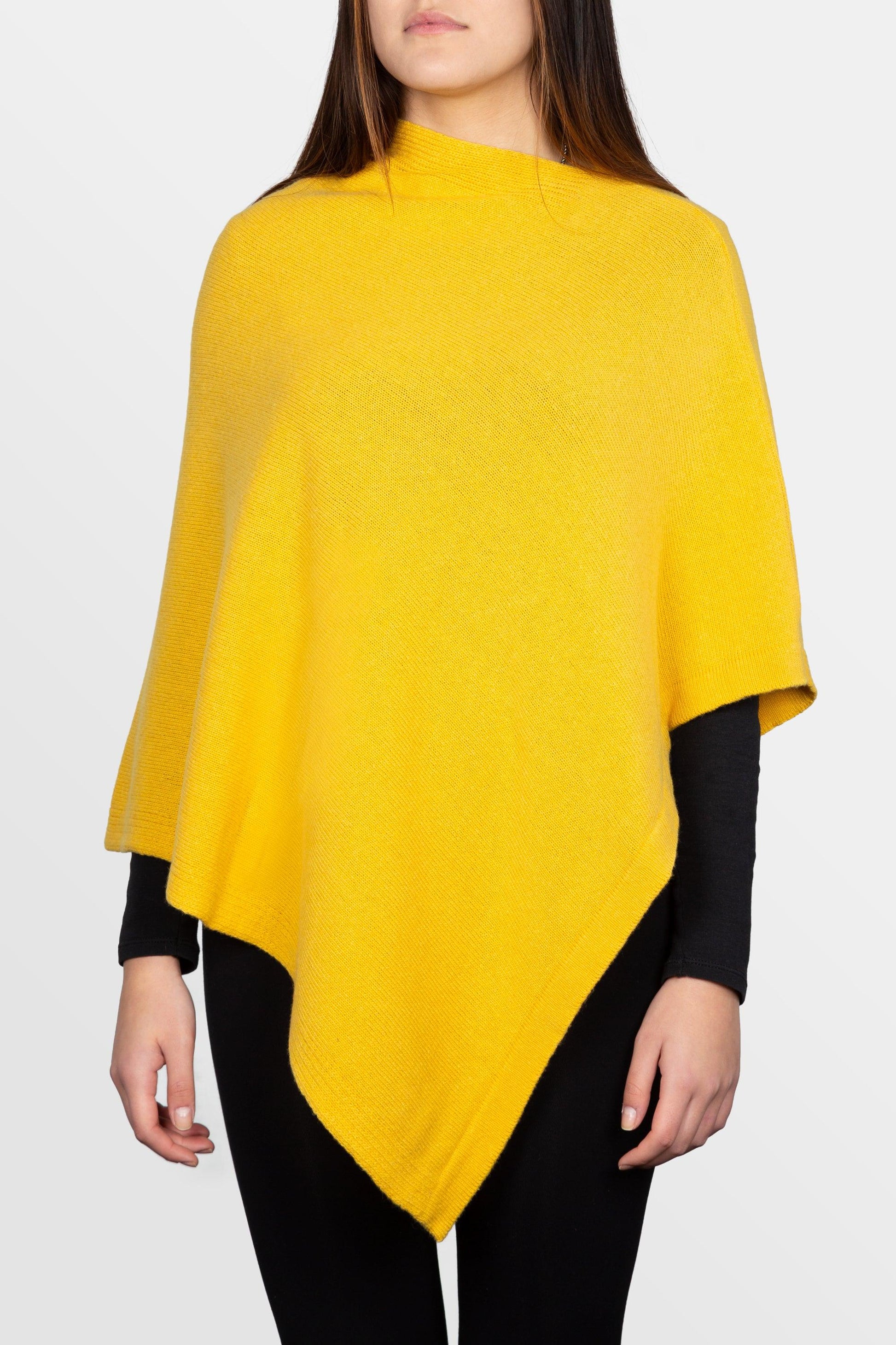 modella che indossa poncho quadrato in misto cashmere di colore giallo