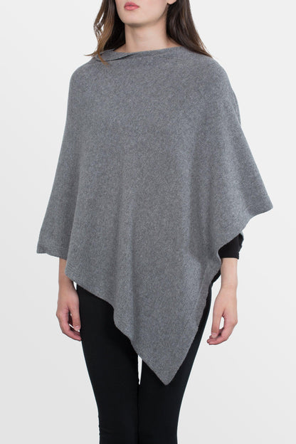 modella che indossa poncho quadrato in misto cashmere di colore grigio medio