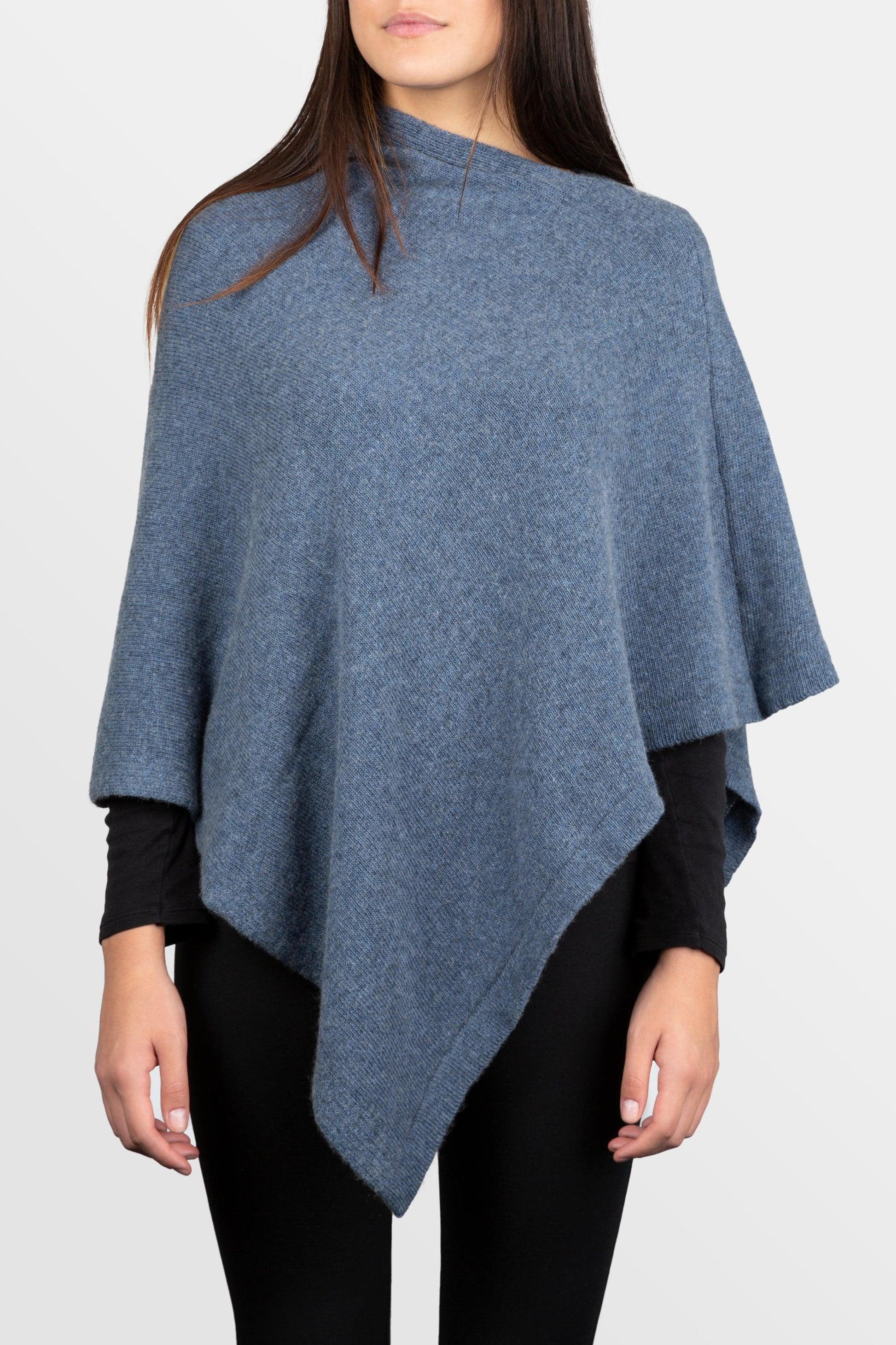 modella che indossa poncho quadrato in misto cashmere di colore jeans melange