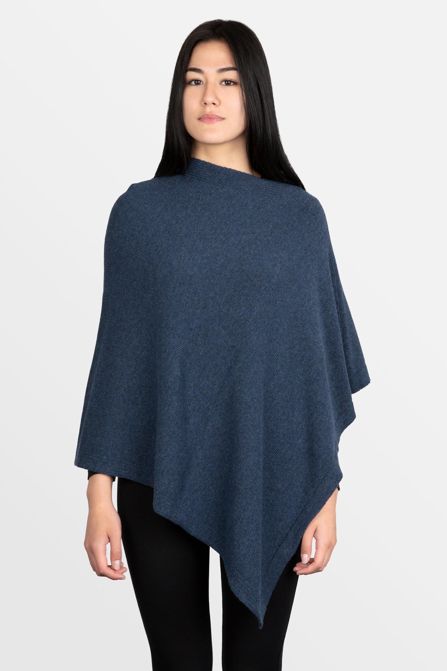 modella che indossa poncho quadrato in misto cashmere di colore jeans scuro