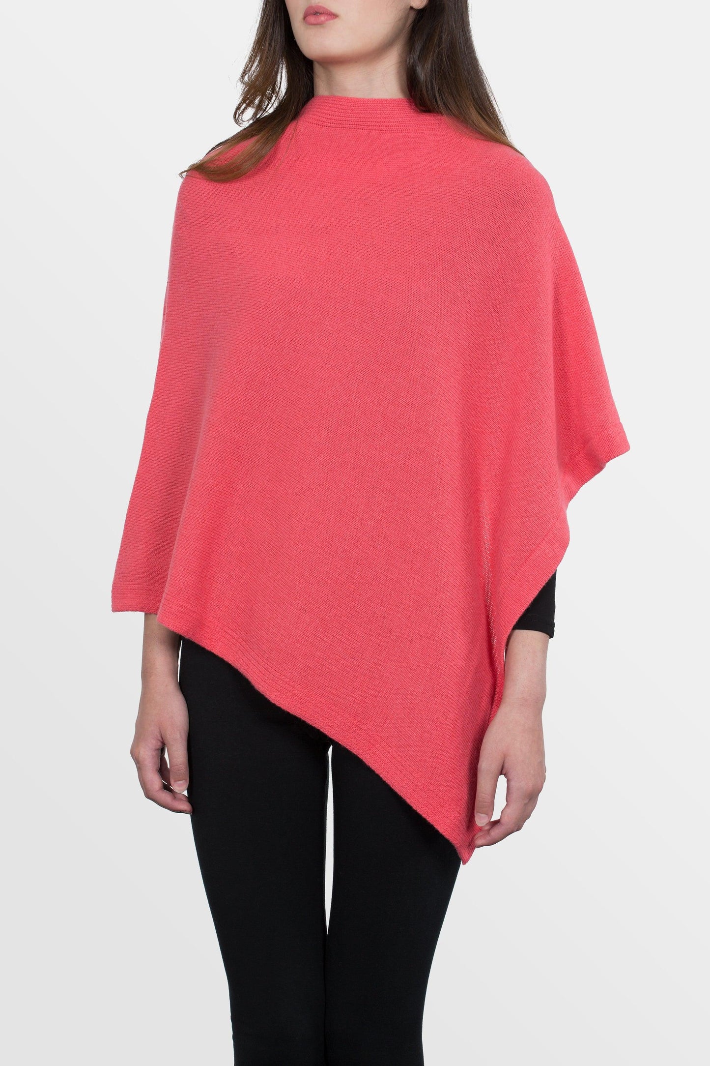 modella che indossa poncho quadrato in misto cashmere di colore rosa corallo