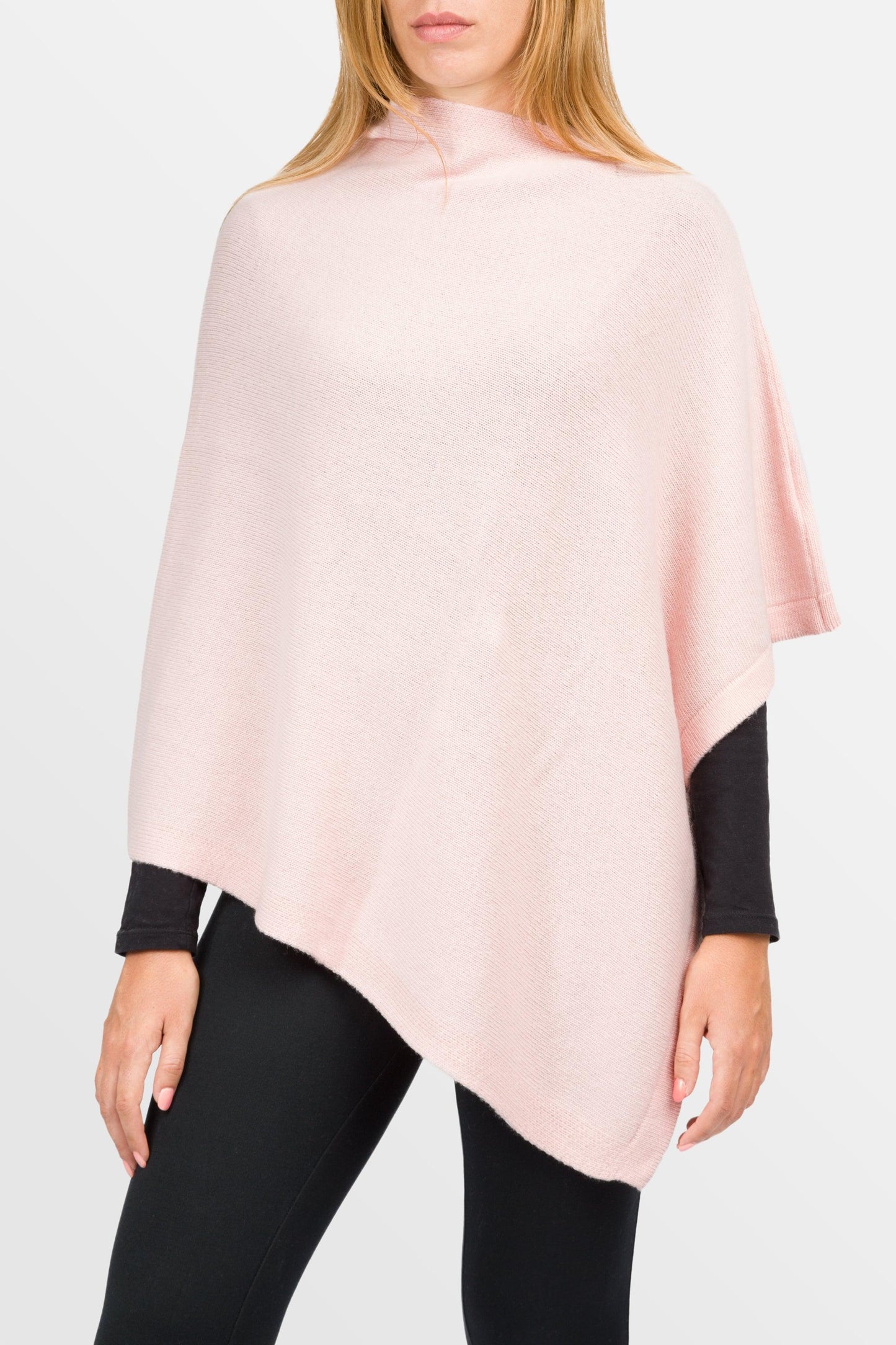 modella che indossa poncho quadrato in misto cashmere di colore rosa